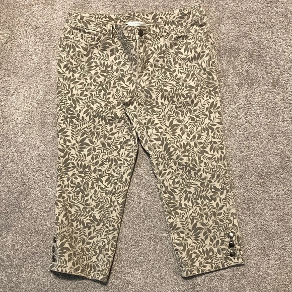 NWOT Christopher & Banks neutral leaf patterned denim capris 4P - Picture 1 of 15